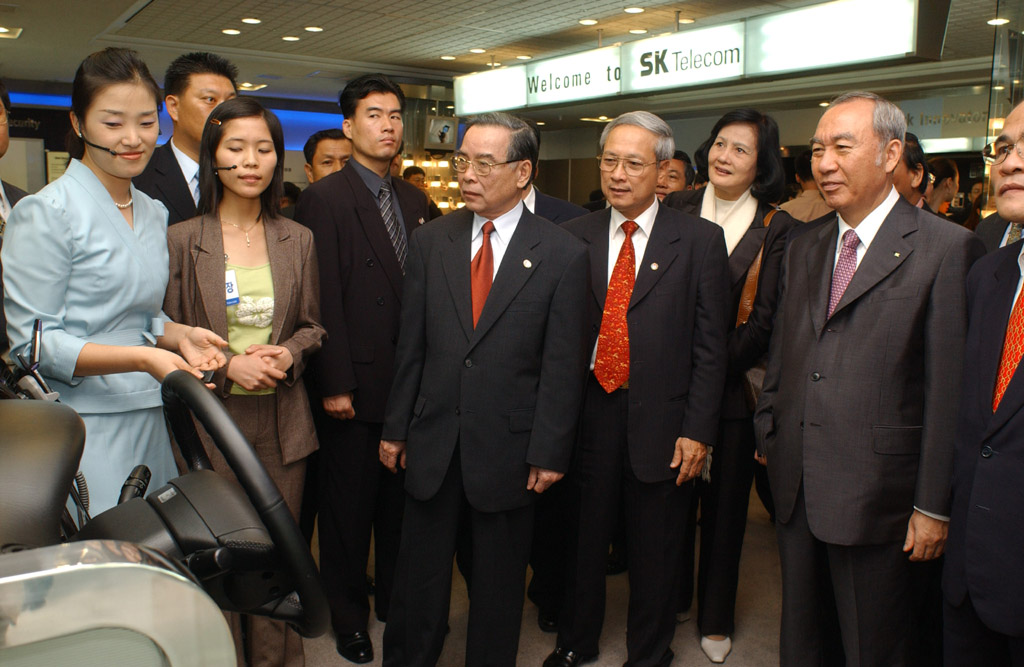 Phan Van Khai, Prime Minister of Vietnam and Kil Seung Son, chairman and CEO of SK Telecom, are shown testing 3rd generation multimedia services in the SK Telecom PR Center in Boondang City
